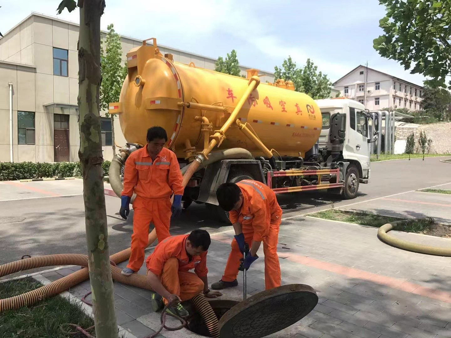 凤翔管道疏通车停在窨井附近