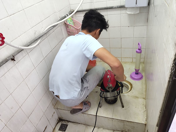 凤翔管道堵塞冒臭气 专业师傅现场解决问题